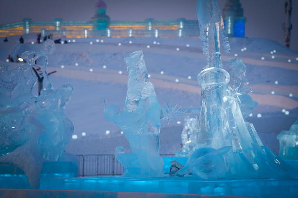 这是哈尔滨冰雪大世界园区中的景观（1月5日摄）。新华社记者 王松 摄